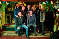 Das Foto zeigt die achtköpfige NC Brown Blues Band lächelnd auf einer Bühne posieren.