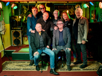 Foto: Horst Fürsattel
Das Foto zeigt die achtköpfige NC Brown Blues Band lächelnd auf einer Bühne posieren.