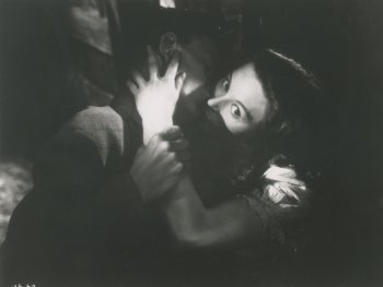 Copyright: Quelle: Deutsche Kinemathek
Szenenbild aus dem Film TOCHTER DER FINSTERNIS