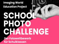 Hand hält Kamera vor pinkem Hintergrund mit Text 