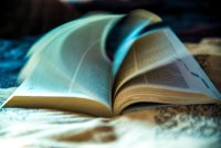 Ein Buch wird vom Wind durchgeblättert