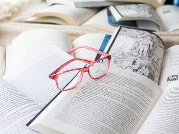 Foto: Pixabay
Eine rote Brille liegt mittig auf mehreren aufgeschlagenen Büchern
