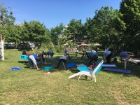 Gruppe, die Yoga Übungen praktiziert
