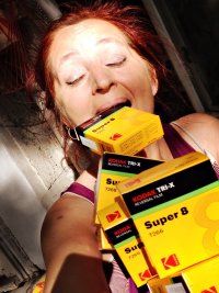 Foto von Dagie Brundert mit Super-8-Filmpackungen im Mund