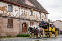 zwei Pferde ziehen die Museums-Postkutsche