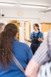 Ein Dozent gibt Einblicke in die Holzwerkstatt