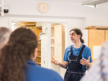 Ein Dozent gibt Einblicke in die Holzwerkstatt