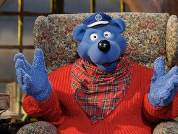 Foto: WDR, M. Fehlauer
Die Puppe Käpt'n Blaubär sitzt auf einem Sessel, trägt einen roten Pullover, ein rot-kariertes Halstuch und eine blaue Schiffermütze auf dem Kopf.