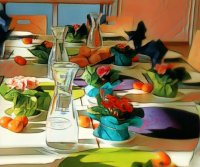 gedeckter Tisch mit Wasserkaraffe, Blumen und Mandarinen