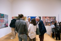 Lajos Keresztes im Gespräch mit Vernissagenbesucher