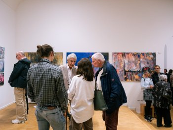 Lajos Keresztes im Gespräch mit Vernissagenbesucher