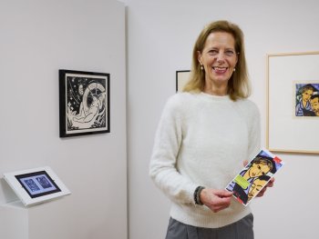 Dr. Andrea Dippel in der Ausstellung "Constantin von Mitschke-Collande"