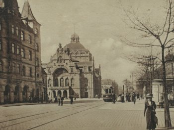 Copyright: Sebastian Gulden Frauentorgraben mit Opernhaus