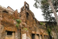 Ruine mit Bogenfenstern