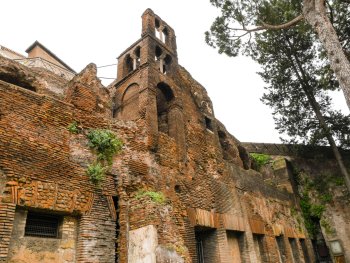 Ruine mit Bogenfenstern