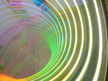 Spiralförmig angeordnete Lichter in Regenbogenfarben erzeugen einen hypnotischen Tunnel-Effekt.