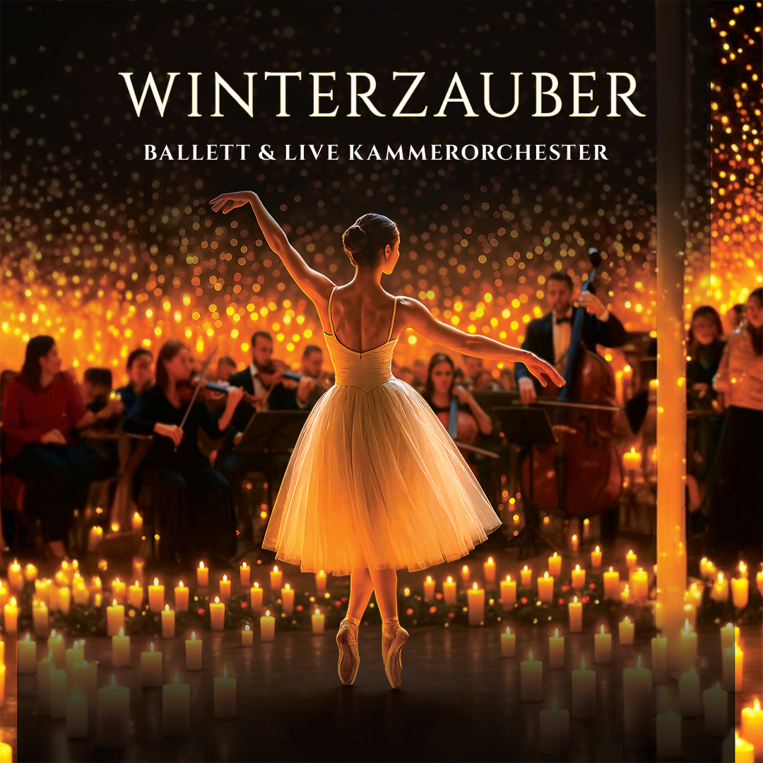 Ballerina in Tutu auf Zehenspitzen vor einem Orchester und vielen Kerzen in einem festlich beleuchteten Raum
