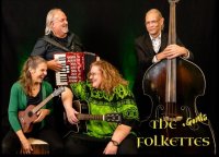 Vier Musiker sitzen und stehen mit Ukulele, Gitarre, Akkordeon und Kontrabass vor schwarzem Hintergrund