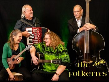 Copyright: Folkettes + Gents Vier Musiker sitzen und stehen mit Ukulele, Gitarre, Akkordeon und Kontrabass vor schwarzem Hintergrund