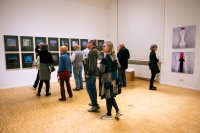 Blick in einen Ausstellungsraum bei der Ausstellungseröffnung