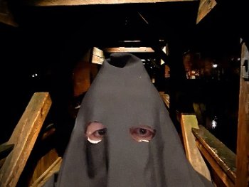 Mensch mit schwarzer Henkersmaske