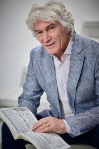 STRAUSS IN TRAUER, HAPPY END MIT BRAHMS