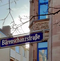 Straßenschild "Bärenschanzstraße" vor Hausfassade mit schöner Verzierung