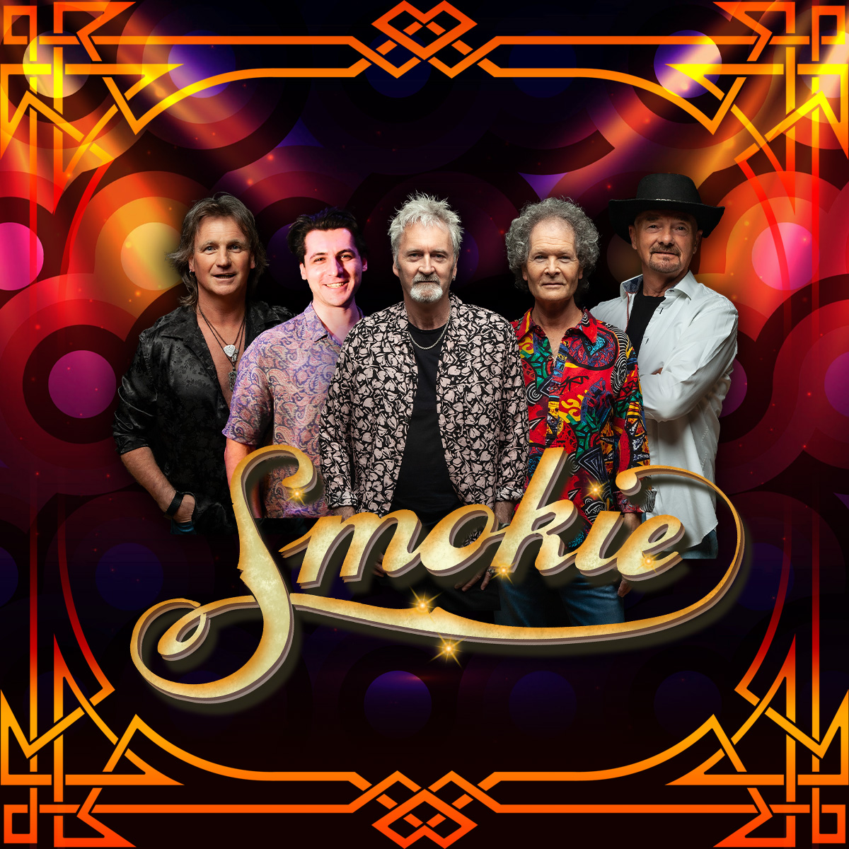 Fünf Personen posieren vor goldenem Ornament-Hintergrund mit roten und orangefarbenen Lichtern zum Bandnamen "Smokie".