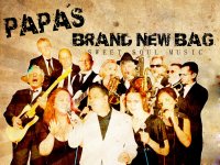 Foto der Band Papas Brand New Bag mit dem Untertitel „Sweet Soul Music", zeigt 13 Musiker mit Instrumenten in Anzügen
