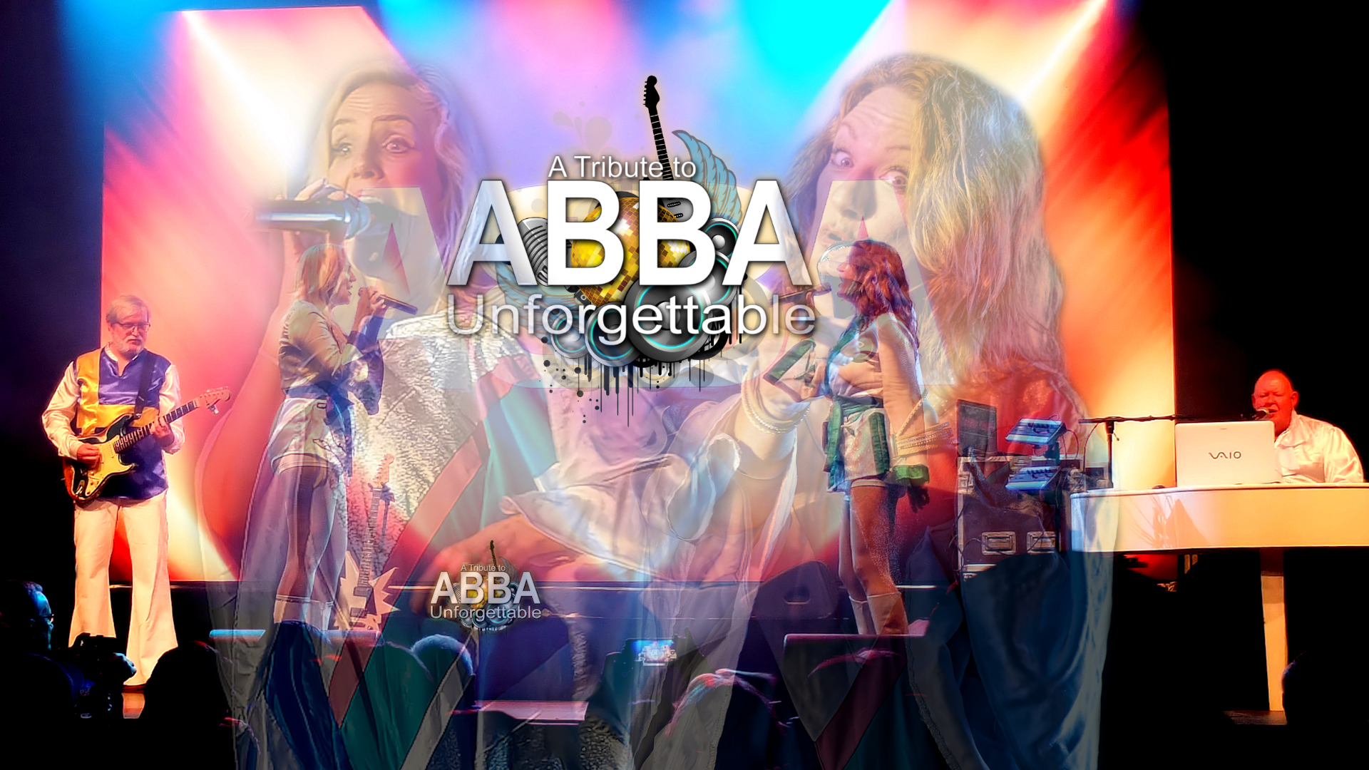 Bühnenaufnahme einer ABBA-Tribute-Band mit zwei Sängerinnen und einem Gitarristen vor buntem Bühnenlicht