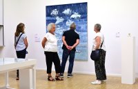 Besucherinnen und Besucher bei der Ausstellungseröffnung des NN-Kunstpreis 2024