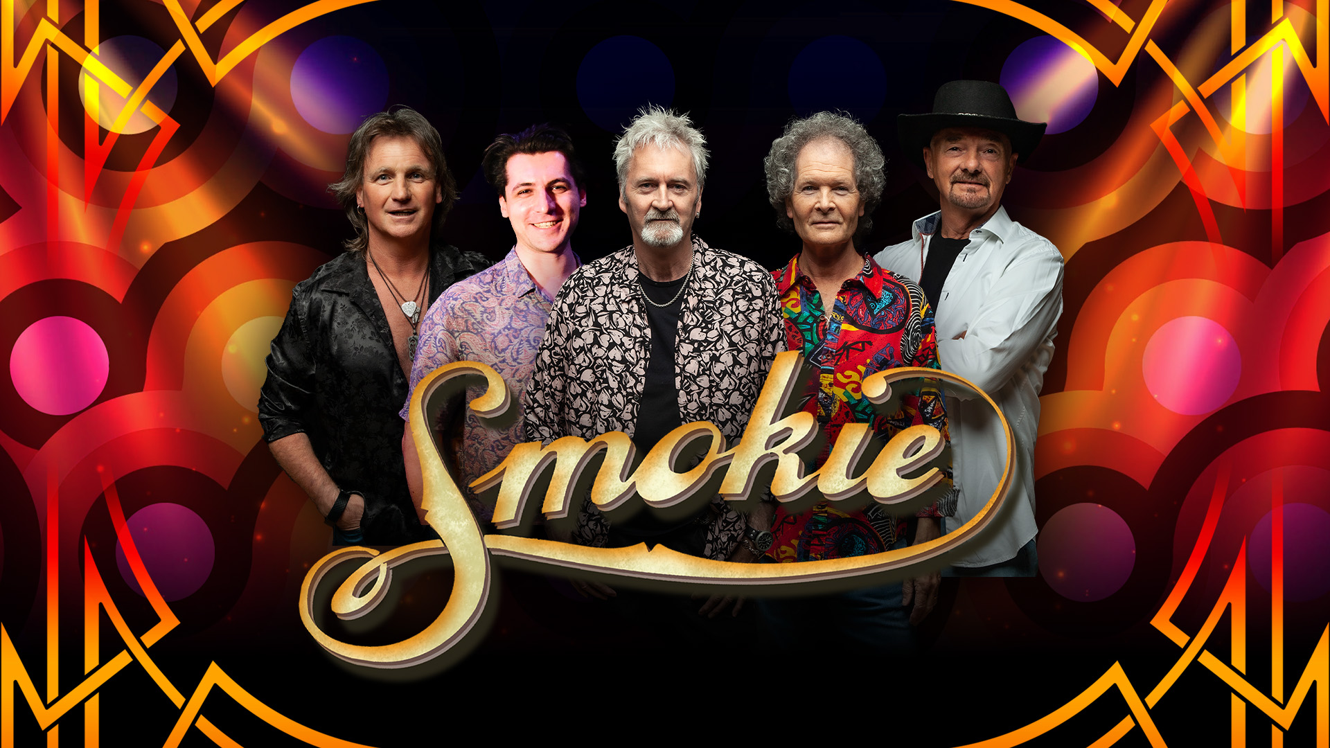 Fünf Personen posieren vor einem farbenfrohen, abstrakten Hintergrund mit dem Schriftzug „Smokie".