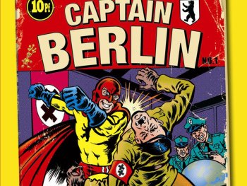 Copyright: Jörg Buttgereit Filmplakat „Captain Berlin versus Hitler" von Jörg Buttgereit mit rotem Hintergrund, zeigt einen maskierten Superhelden in Gelb und Rot beim Kampf gegen eine uniformierte Figur.LONGDESC: Das Filmplakat zeigt den Titel „Jörg Buttgereits Captain Berlin versus Hitler" in großen weißen Buchstaben auf rotem Grund. Oben links ist ein Preis von 10 Pfennig angegeben, oben rechts das Berliner Wappenschild. Die Illustration zeigt einen maskierten Superhelden in gelbem Kostüm mit roten Handschuhen und rotem Cape, der aggressiv gegen eine Person in olivfarbener Uniform angreift. Im Hintergrund sind weitere uniformierte Figuren
