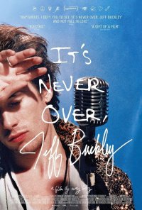 Filmplakat „It's Never Over" mit einer Person, die ihr Gesicht berührt, neben einem Vintage-Mikrofon auf blauem Hintergrund, unterzeichnet von Jeff Buckley.LONGDESC: Das Plakat zeigt oben mehrere Filmfestival-Logos (darunter Sundance). Darunter befinden sich Kritikerzitate: „Rapturous. I defy you to see 'It's Never Over' and not fall in love" (Jeff Buckley), „Electric" und „A Gift of a Film". Die Filmtitel „It's Never Over" und „Jeff Buckley" sind in großen weißen Buchstaben überlagert. Unten steht „a film by amy berg" sowie weitere Produktionscredits.