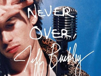 Copyright: Filmverleih Filmplakat „It's Never Over" mit einer Person, die ihr Gesicht berührt, neben einem Vintage-Mikrofon auf blauem Hintergrund, unterzeichnet von Jeff Buckley.LONGDESC: Das Plakat zeigt oben mehrere Filmfestival-Logos (darunter Sundance). Darunter befinden sich Kritikerzitate: „Rapturous. I defy you to see 'It's Never Over' and not fall in love" (Jeff Buckley), „Electric" und „A Gift of a Film". Die Filmtitel „It's Never Over" und „Jeff Buckley" sind in großen weißen Buchstaben überlagert. Unten steht „a film by amy berg" sowie weitere Produktionscredits.