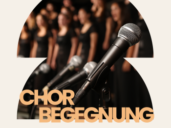 Drei Mikrofone im Fokus vor unscharfem Hintergrund mit Chormitgliedern in schwarzer Kleidung