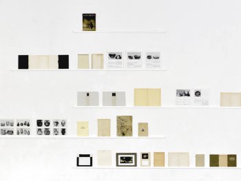 Copyright: Sasha Koura / VG Bild-Kunst Sasha Koura. Installationsdetail von Andenken. 2026 © Sasha Koura / VG Bild-Kunst