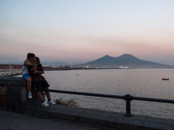 Copyright: Dr. Erwin Geiss Sonnenuntergang an einer Promenade mit Meerblick und einem Vulkan im Hintergrund.