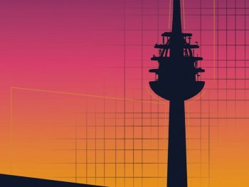 Schattenriss des Fernmeldeturms vor einem glühend gefärbten Hintergrund