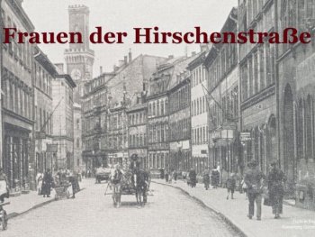 Schwarz-weiße historische Straßenansicht mit mehreren Personen und Pferdekutsche unter dem Schriftzug 'Frauen der Hirschenstraße'.