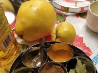 Gewürze in kleinen Schüsseln