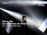 Veranstaltungsankündigung „Mirror Me – Social Media als Bühne" am 26. Juni 2026 in Nürnberg, mit einer Person im Bühnenlicht vor dunklem Hintergrund. LONGDESC: Oben links: Logo „Staatstheater Nürnberg". Oben rechts: „bayern design". Unten links: „Mirror Me, Social Media als Bühne, 26. Juni 2026 Nue[unleserlich, Text am Bildrand abgeschnitten]". Im Hintergrund: Eine Person steht in einem einzelnen Lichtkegel auf einer dunklen Bühne.