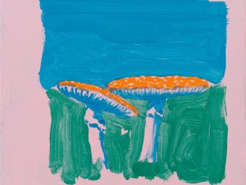 Copyright: Ulrich Pester, Zuneigung, 2023 Gemälde mit zwei Fliegenpilzen vor blauem Hintergrund, umgeben von grünen Pinselstrichen auf rosa Grund.