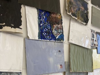 Foto: Foto: Malte Zenses
Collage aus zahlreichen Übermalungen von deutschen Zeitungsausschnitten – dicht nebeneinander an eine weiße Wand gehängt.