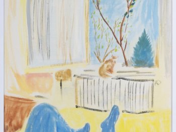 Copyright: Isabelle Feinm, untitled (open window), 2026, (c) VG Bild-Kunst Bonn, 2026 Pastellfarbenes Gemälde eines Innenraums mit einer Katze auf einem Heizkörper vor einem Fenster mit Blick auf frühlingshafte Bäume.