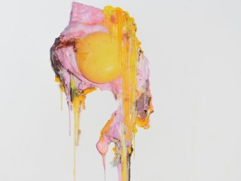 Copyright: Liza Dieckwisch, Villa Massimo, 2022; (c) VG Bild-Kunst Bonn, 2026 Großformatiges Wandgemälde aus rosa und gelbem Material, die ein Spiegelei imitiert und in langen Farbläufen an der Wand hinunterläuft.