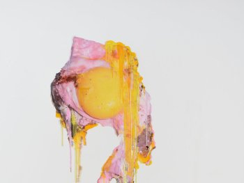Foto: Foto: Roberto Apa
Großformatiges Wandgemälde aus rosa und gelbem Material, die ein Spiegelei imitiert und in langen Farbläufen an der Wand hinunterläuft.