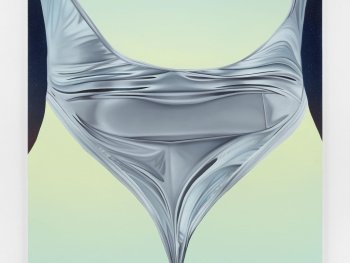 Copyright: Vivian Greven, Y O III, 2024 (Detail) Rückenansicht einer Frau im knappen silberfarbenen Badeanzug