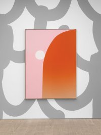 Abstraktes Gemälde in einem Holzrahmen zeigt eine geschwungene orangerote Form auf rosa Hintergrund mit einem weißen Kreis, vor einer grauen Wandgestaltung mit organischen Formen.