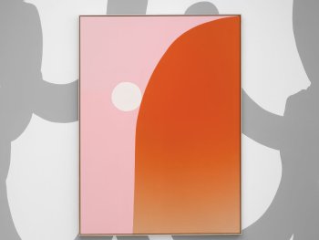 Copyright: Cornelia Baltes, Ehm, 2023 Abstraktes Gemälde in einem Holzrahmen zeigt eine geschwungene orangerote Form auf rosa Hintergrund mit einem weißen Kreis, vor einer grauen Wandgestaltung mit organischen Formen.